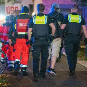 Mann wählt den Notruf – als die Sanitäter kommen wird er aggressiv