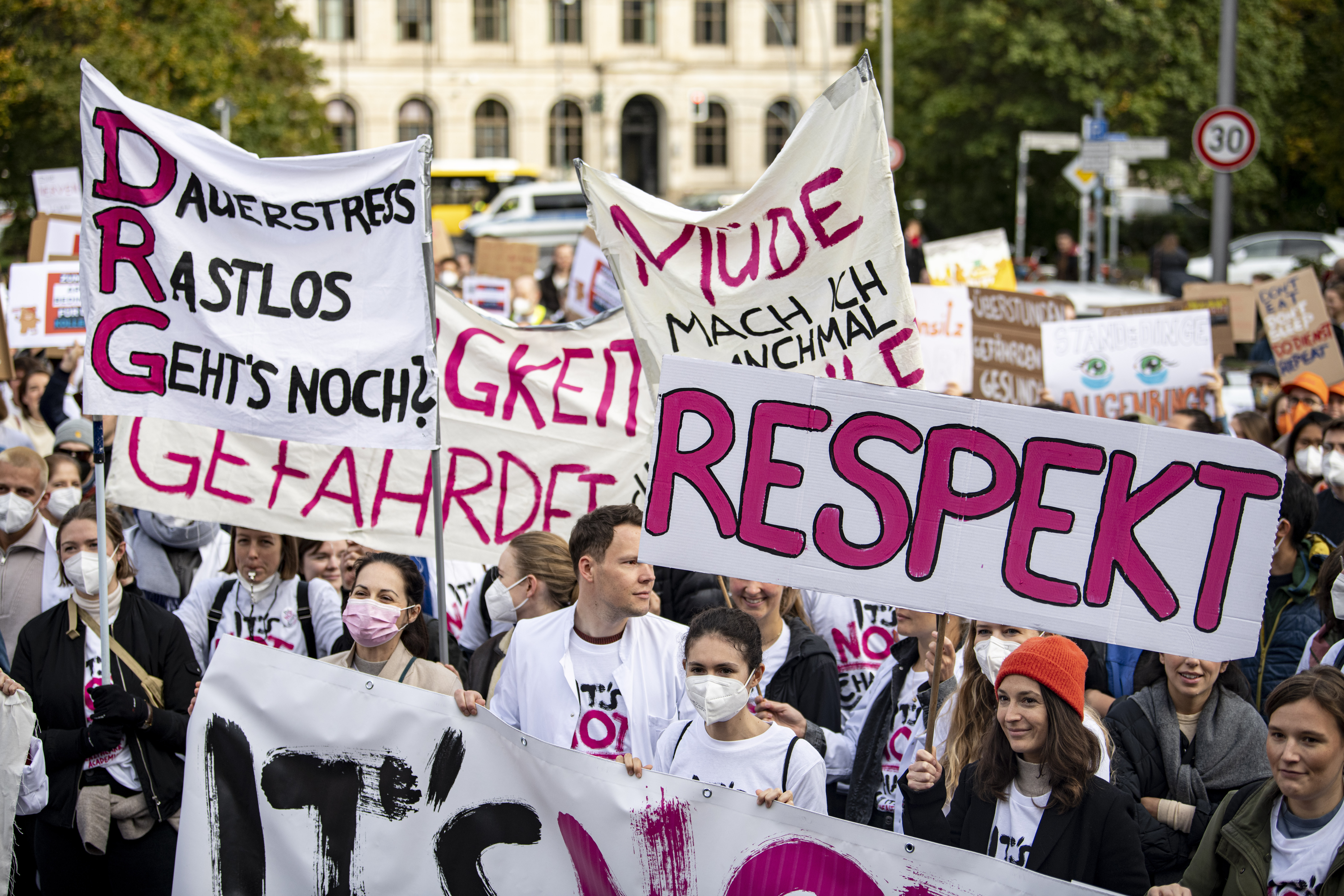 Ärzte demonstrieren gegen Sparpläne.