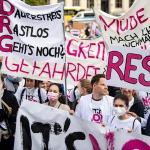 Ärzte demonstrieren gegen Sparpläne.
