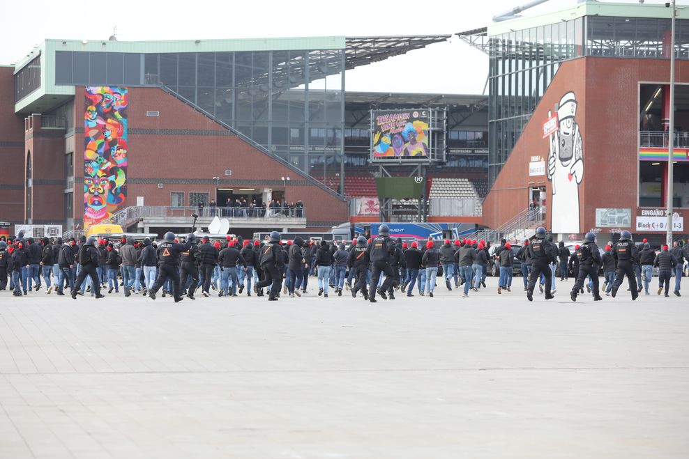 St. Pauli-Fans versuchten an den HSV-Fanmarsch heranzukommen. Die Polizei griff jedoch ein.