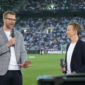 ZDF-Moderator Jochen Breyer (r.) und Per Mertesacker