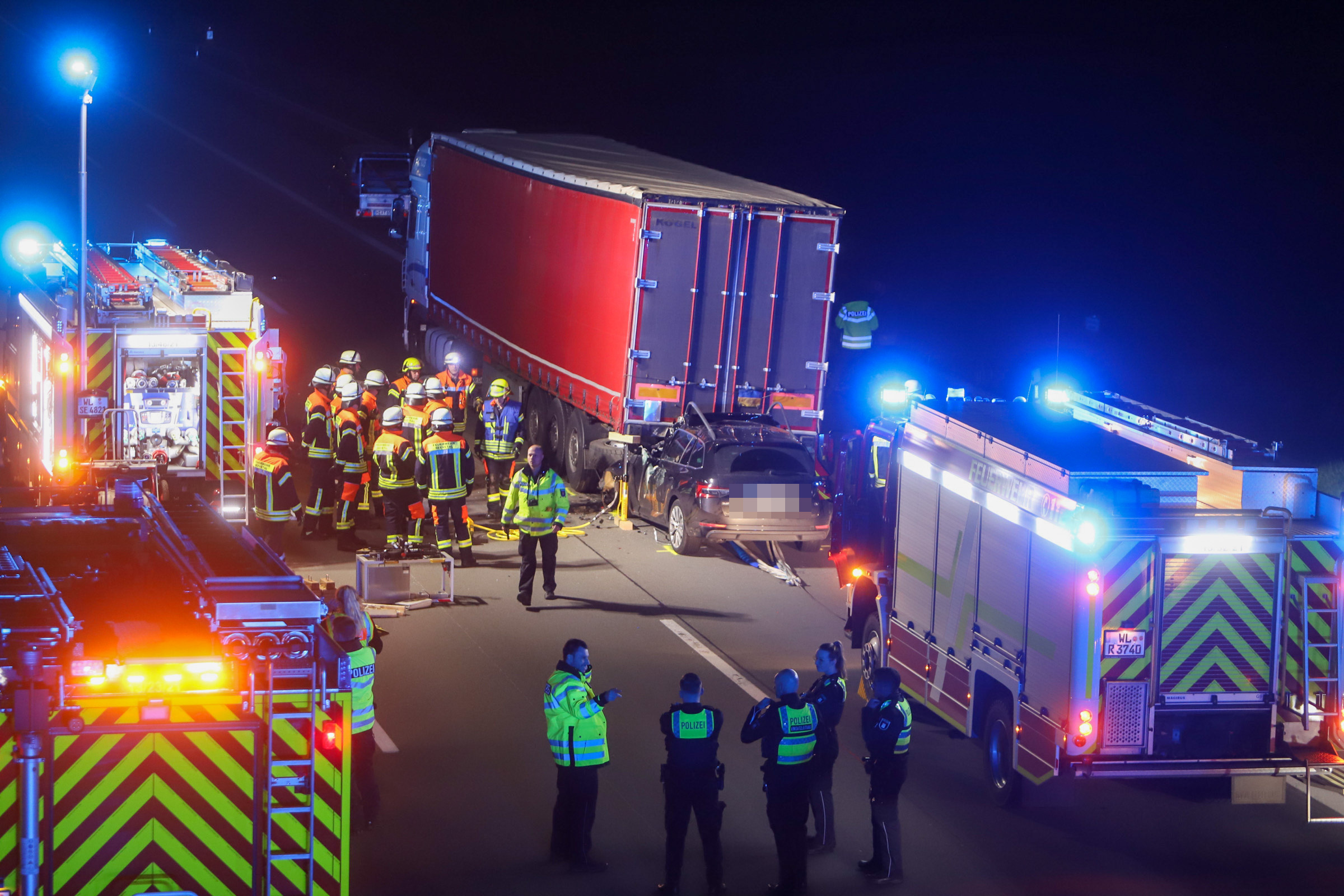 Ein Auto klemmt auf der A1 in Richtung Hamburg unter einem Lkw.