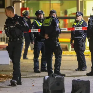 Polizeibeamte am 17. Oktober am Tatort in Hamburg-Bahrenfeld