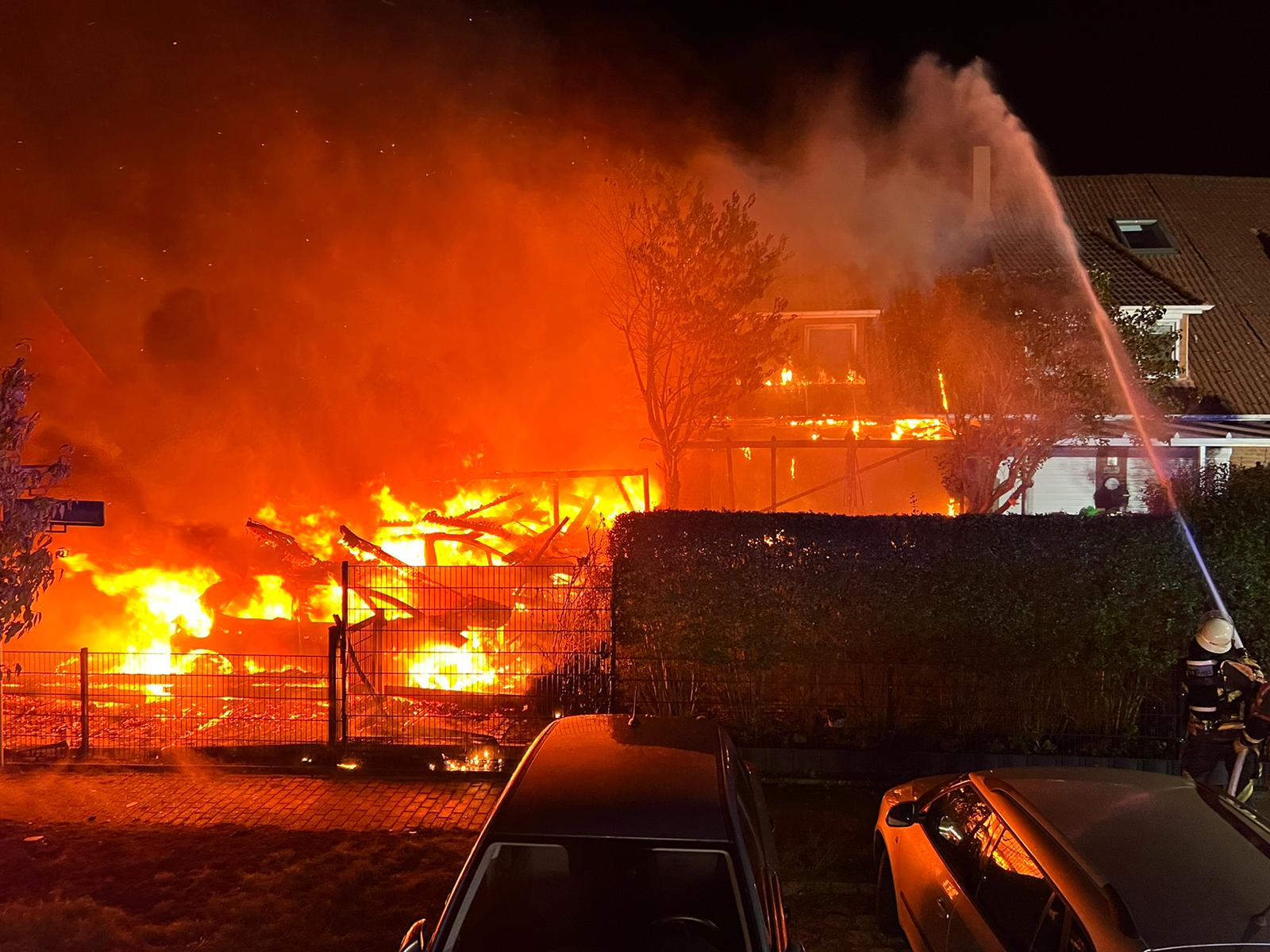 Bei Hamburg: Erst brennt Carport dann Hausdach – hoher Sachschaden