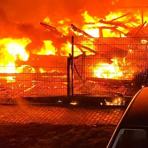Bei Hamburg: Erst brennt Carport dann Hausdach – hoher Sachschaden