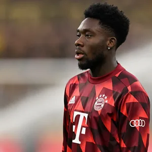 Alphonso Davies im Bayern-Aufwärmshirt