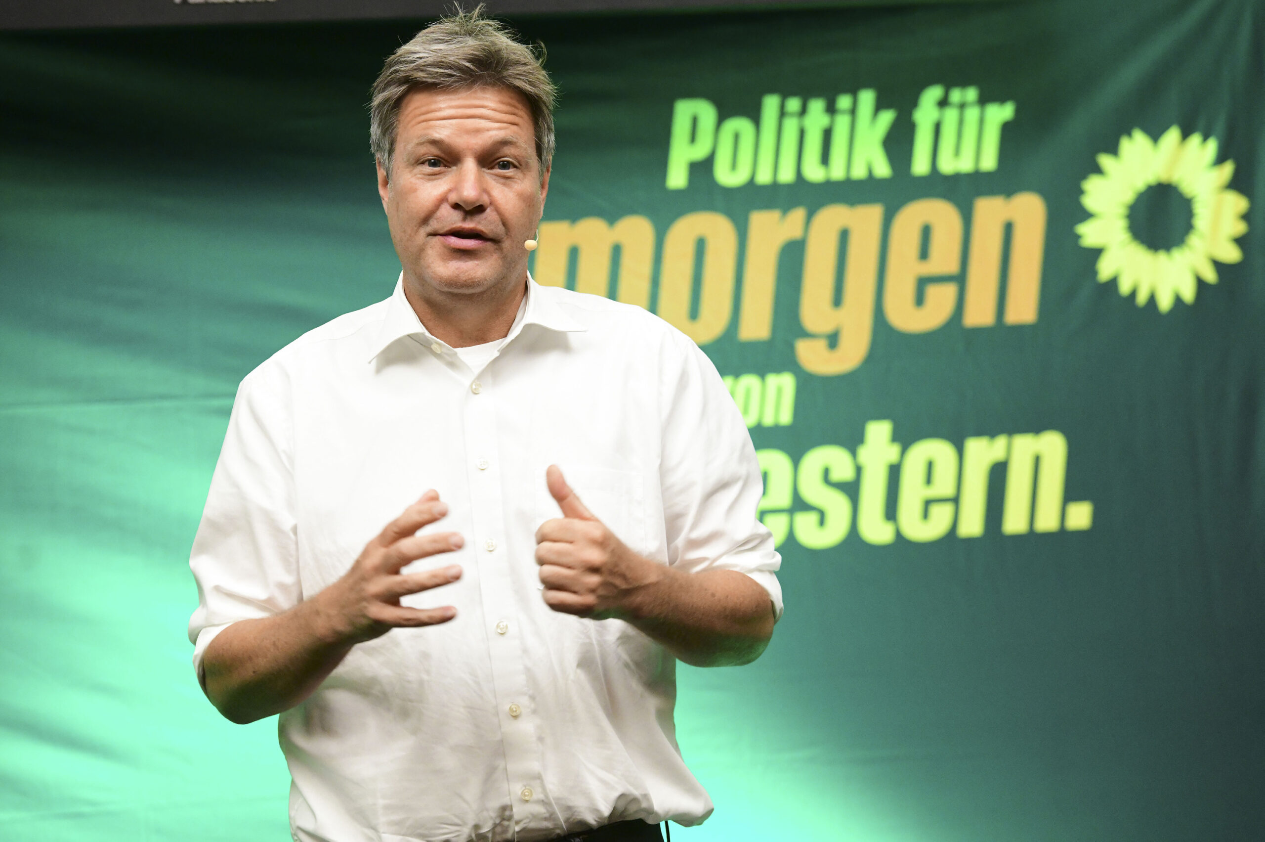 Setzt vorerst auf Kohle: Bundeswirtschaftsminister Robert Habeck (Grüne) am Montag beim Wahlkampf in Hannover