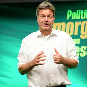 Setzt vorerst auf Kohle: Bundeswirtschaftsminister Robert Habeck (Grüne) am Montag beim Wahlkampf in Hannover