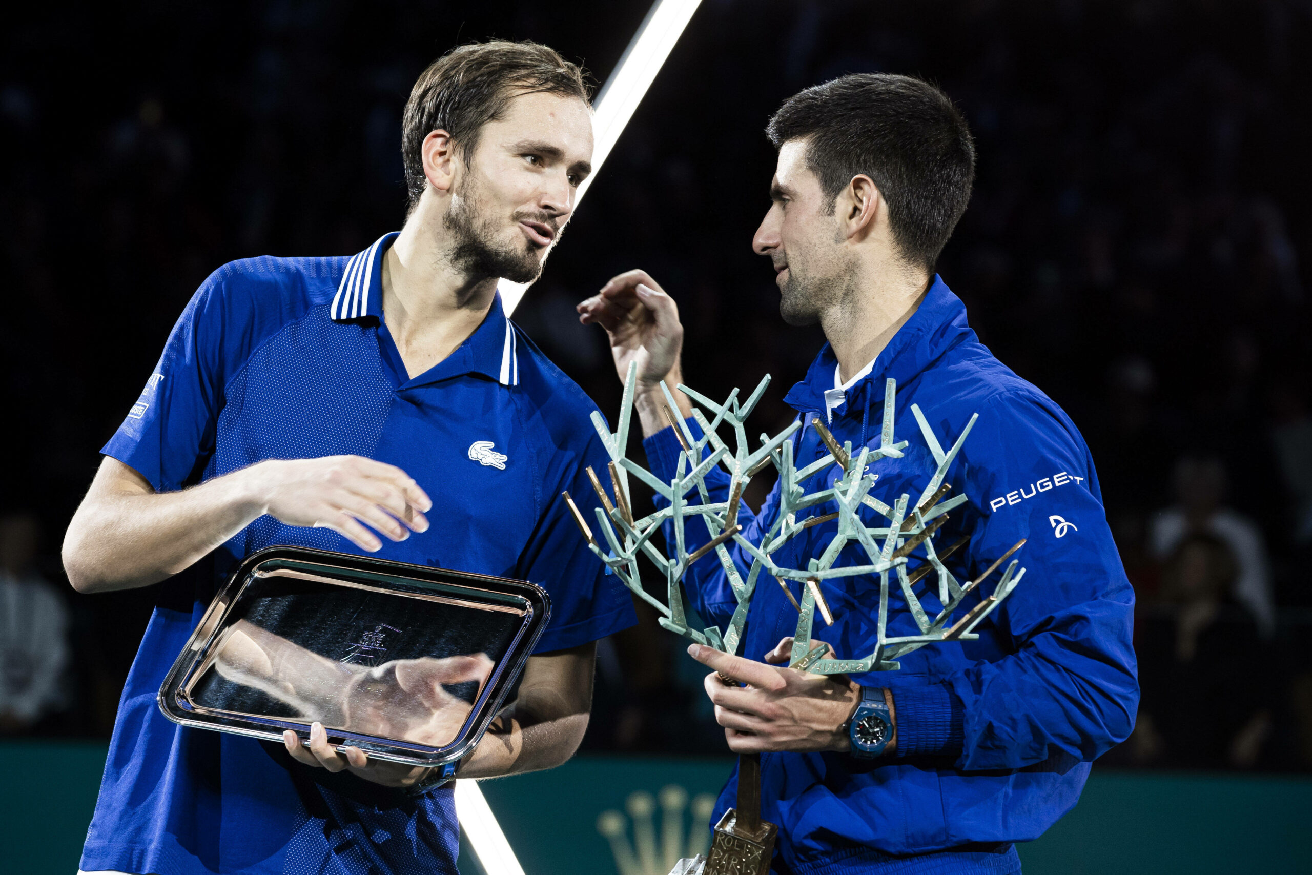 Daniil Medvedev (l.) und Novak Djokovic wollen bei den Australien Open 2023 dabei sein.