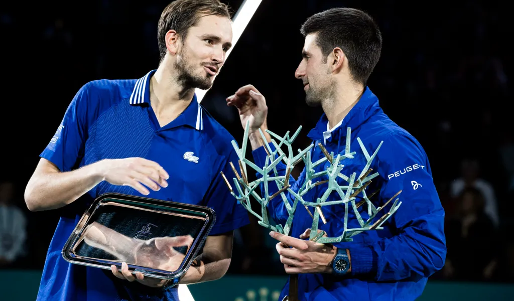 Daniil Medvedev (l.) und Novak Djokovic wollen bei den Australien Open 2023 dabei sein.