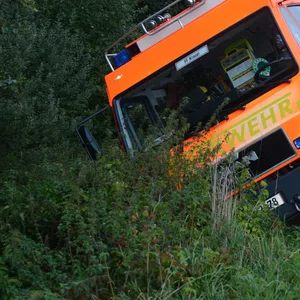 In Hamburg: Löschfahrzeug droht umzukippen