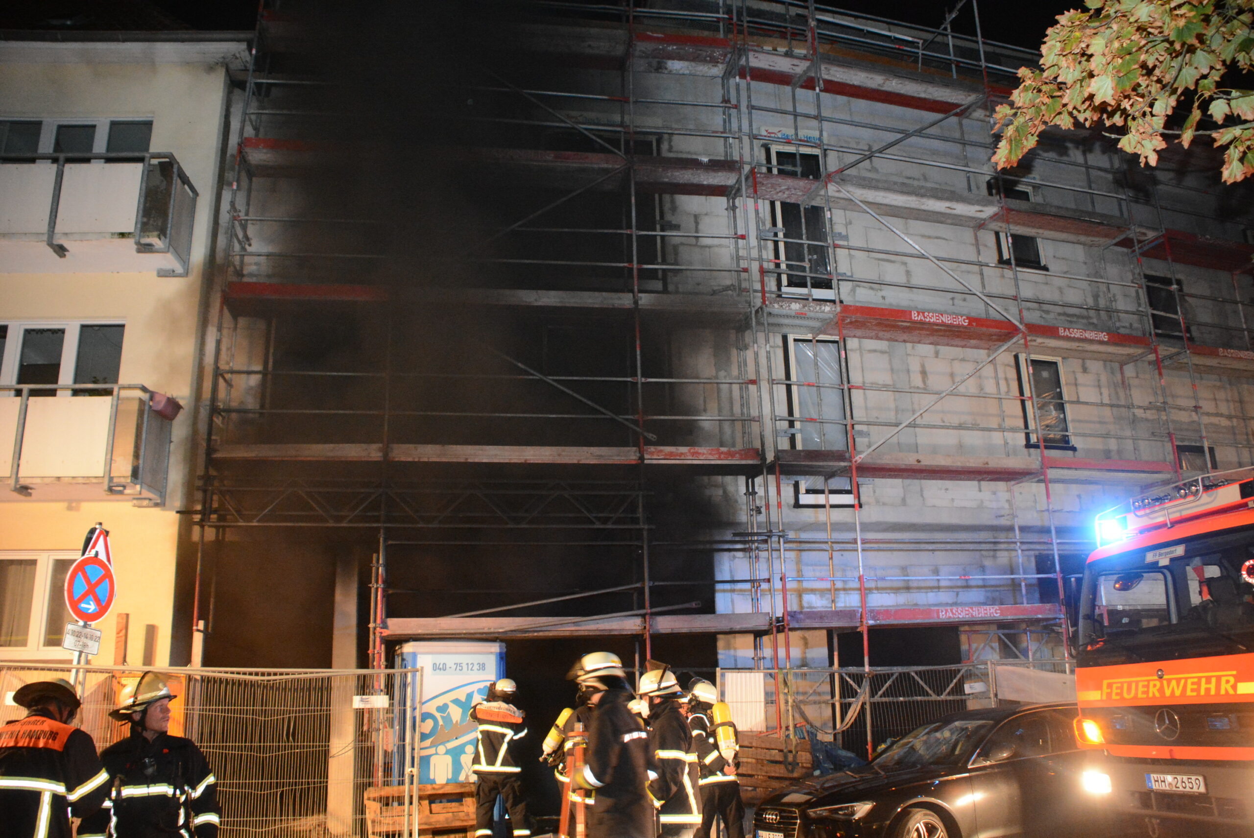 Die Fassade des Rohbaus ist stark verrußt. In der Tiefgarage brannte Baumaterial. Die Polizei ermittelt.