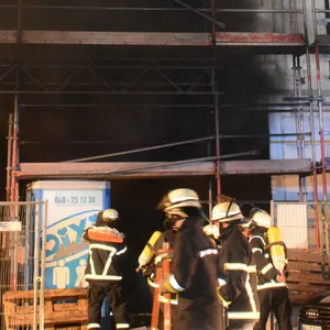 Die Fassade des Rohbaus ist stark verrußt. In der Tiefgarage brannte Baumaterial. Die Polizei ermittelt.