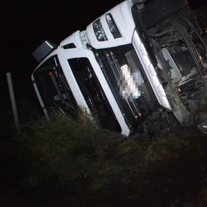 Ein Lkw ist am frühen Freitagmorgen auf der A7 bei Thieshope umgekippt.