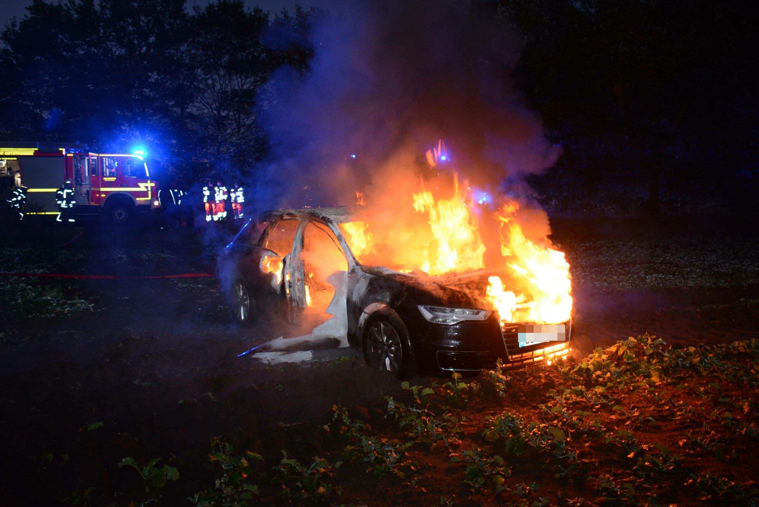 Der Audi brannte komplett aus.