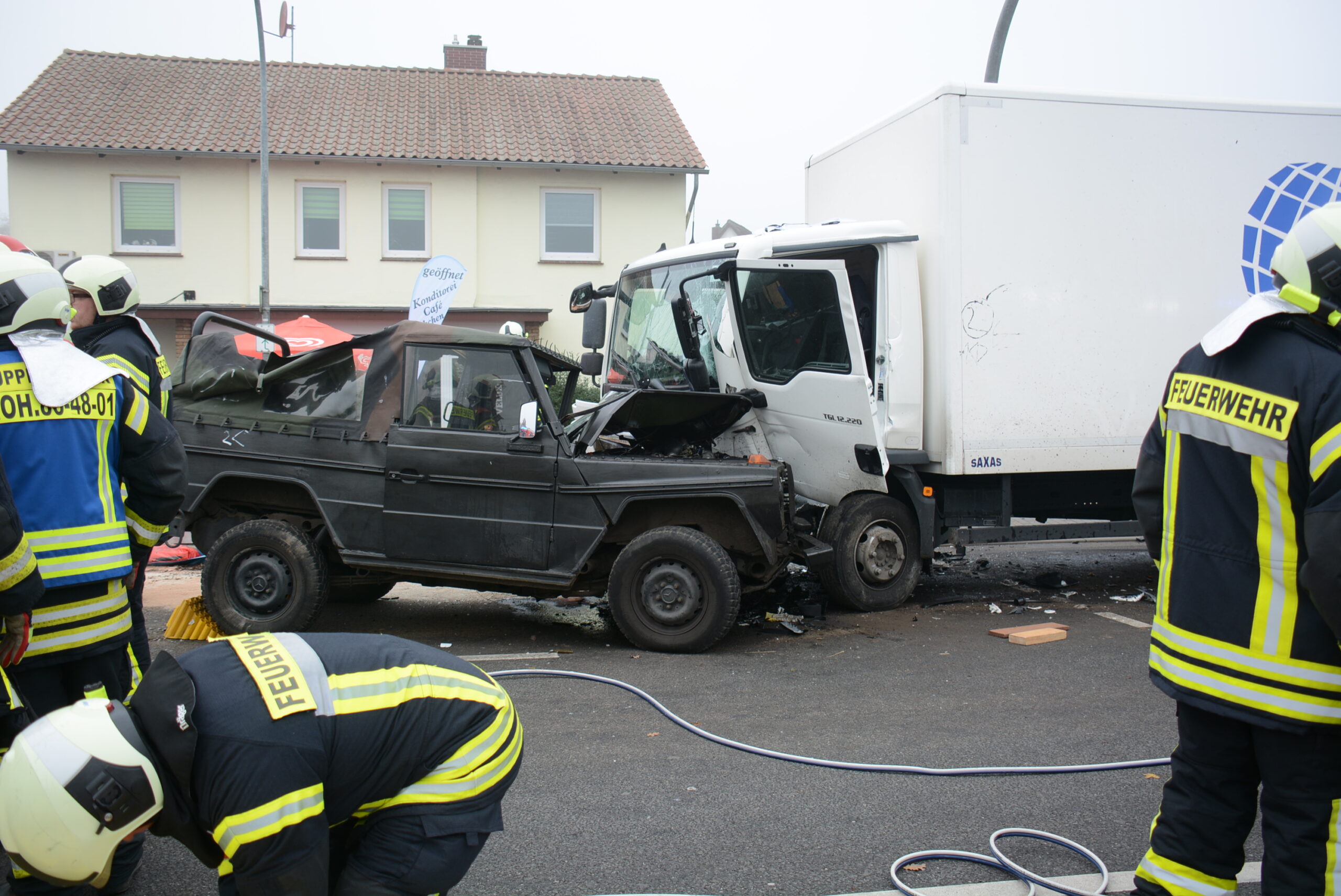 Ein SUV und ein Laster stehen sich völlig demoliert gegenüber. Vier Menschen wurden bei dem Unfall verletzt.