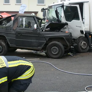Ein SUV und ein Laster stehen sich völlig demoliert gegenüber. Vier Menschen wurden bei dem Unfall verletzt.