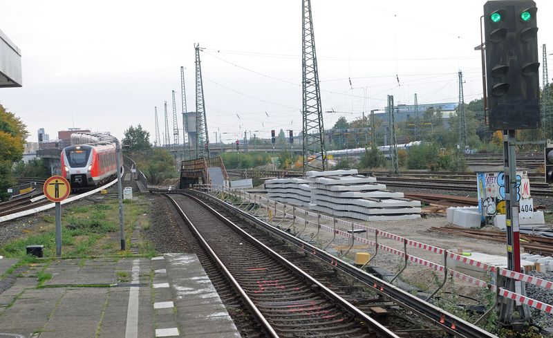 Der alte Bahnsteig am Diebsteich wird bald abgerissen. Rechts im Bild: die neuen Umfahrungsgleise.