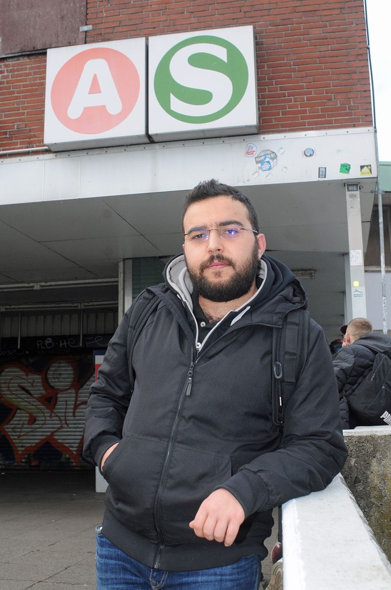 Azubi Said Dawod (28) aus St. Pauli ist von der einjährigen Sperrung am Diebsteich genervt.