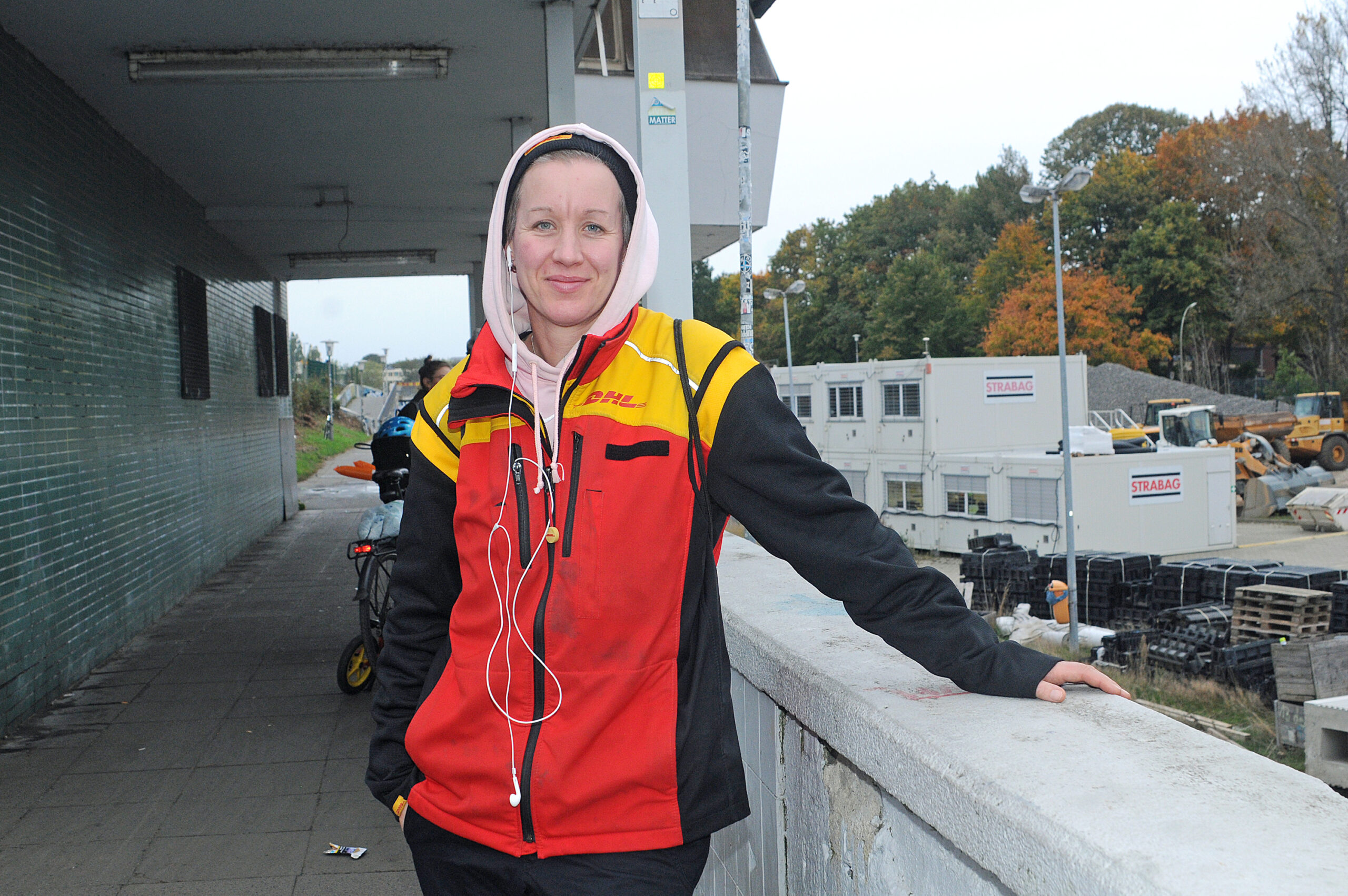 Paketzustellerin Nadia Hoyer (40) aus Langenfelde befürchtet, dass auch viele ihrer Kollegen von den Diebsteich-Plänen betroffen sind.