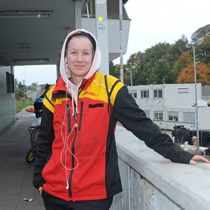 Paketzustellerin Nadia Hoyer (40) aus Langenfelde befürchtet, dass auch viele ihrer Kollegen von den Diebsteich-Plänen betroffen sind.