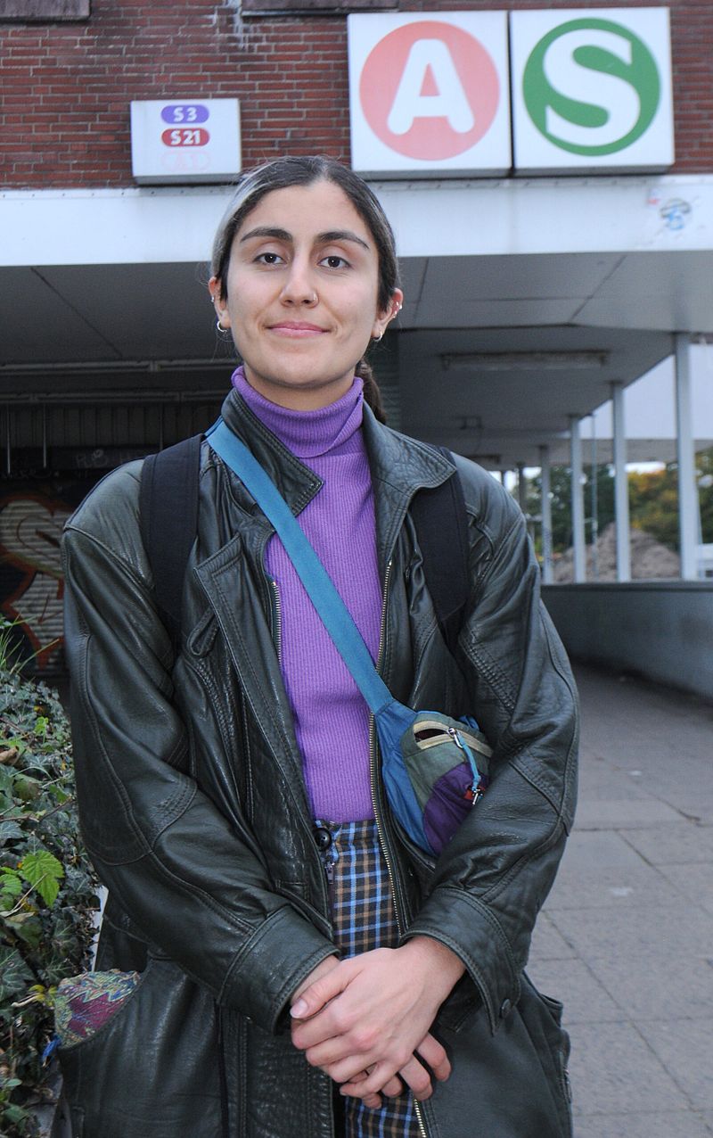 Die 25-jährige Assistenzärztin Aydin Yarensu aus Ottensen hofft, dass die Busse nicht so voll werden.