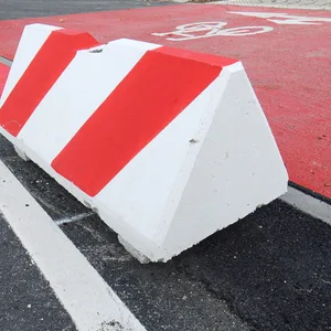 Sogenannte Trapezsteine schützen Radfahrer vor LKW und anderen Autos.