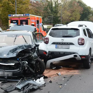 Crash auf Hauptstraße in Hamburg - sechs Verletzte