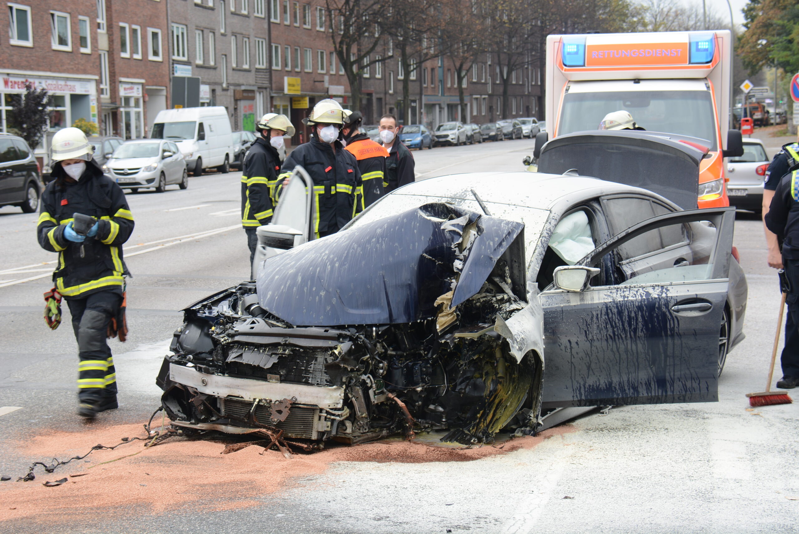 BMW kracht in Hamburg gegen Lichtmast – Fahrer schwer verletzt
