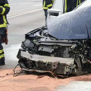 BMW kracht in Hamburg gegen Lichtmast – Fahrer schwer verletzt