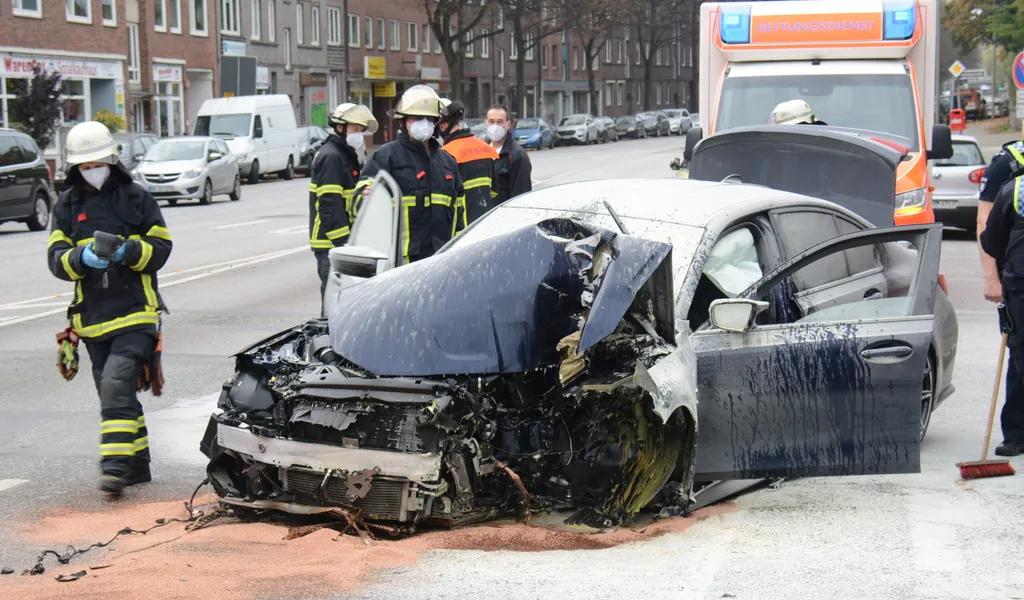 BMW kracht in Hamburg gegen Lichtmast – Fahrer schwer verletzt