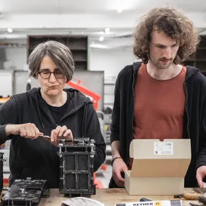 Ivonne zum Felde (l.) und Nick Haimerl haben über den Verein Insel e.V. eine Werkstatt gegründet, in der jeder nachhaltige Projekte verwirklichen kann.