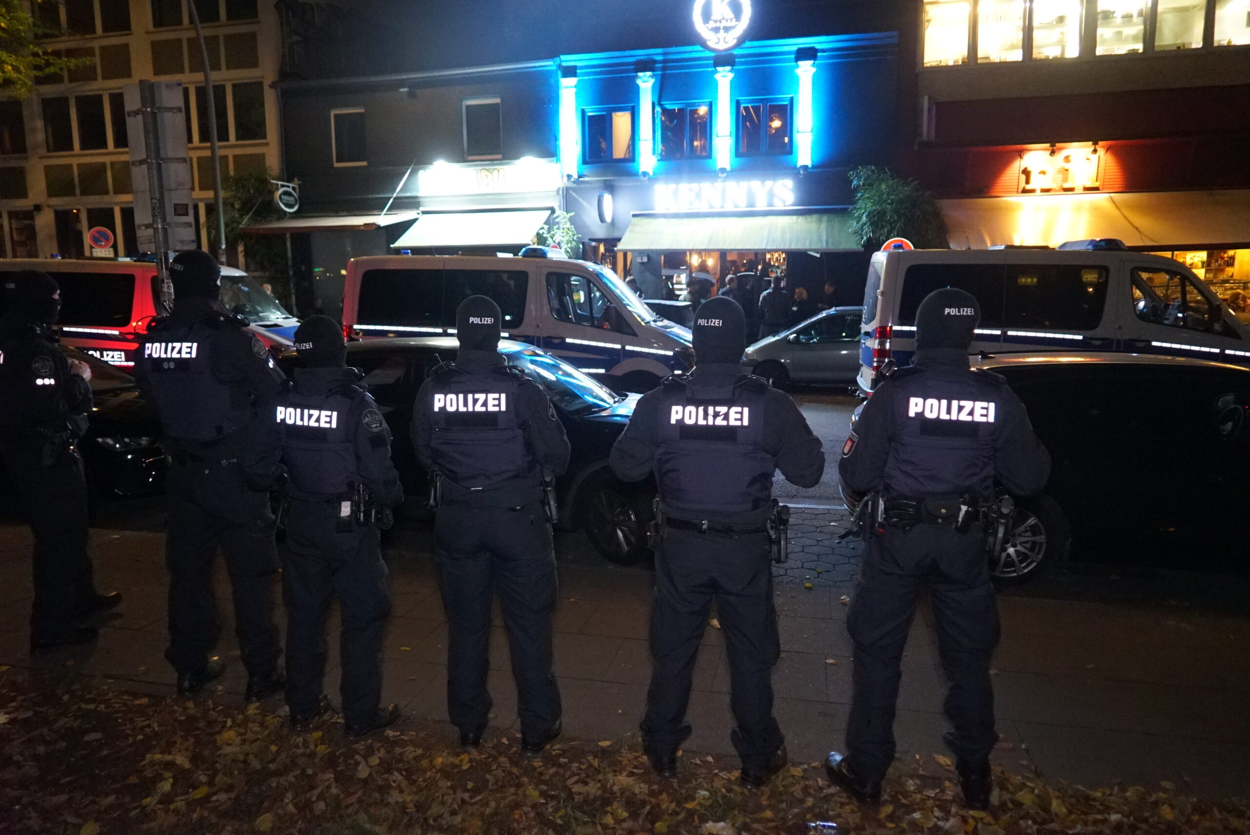 Die Hamburger Polizei sichert die Kontrollen in einer Shisha-Bar auf St. Pauli ab.