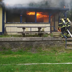 Die Feuerwehr löscht die Flammen in der Hundeschule.