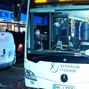 Ein Bus ist falsch abgebogen und stieß mit der Front gegen eine Hauswand