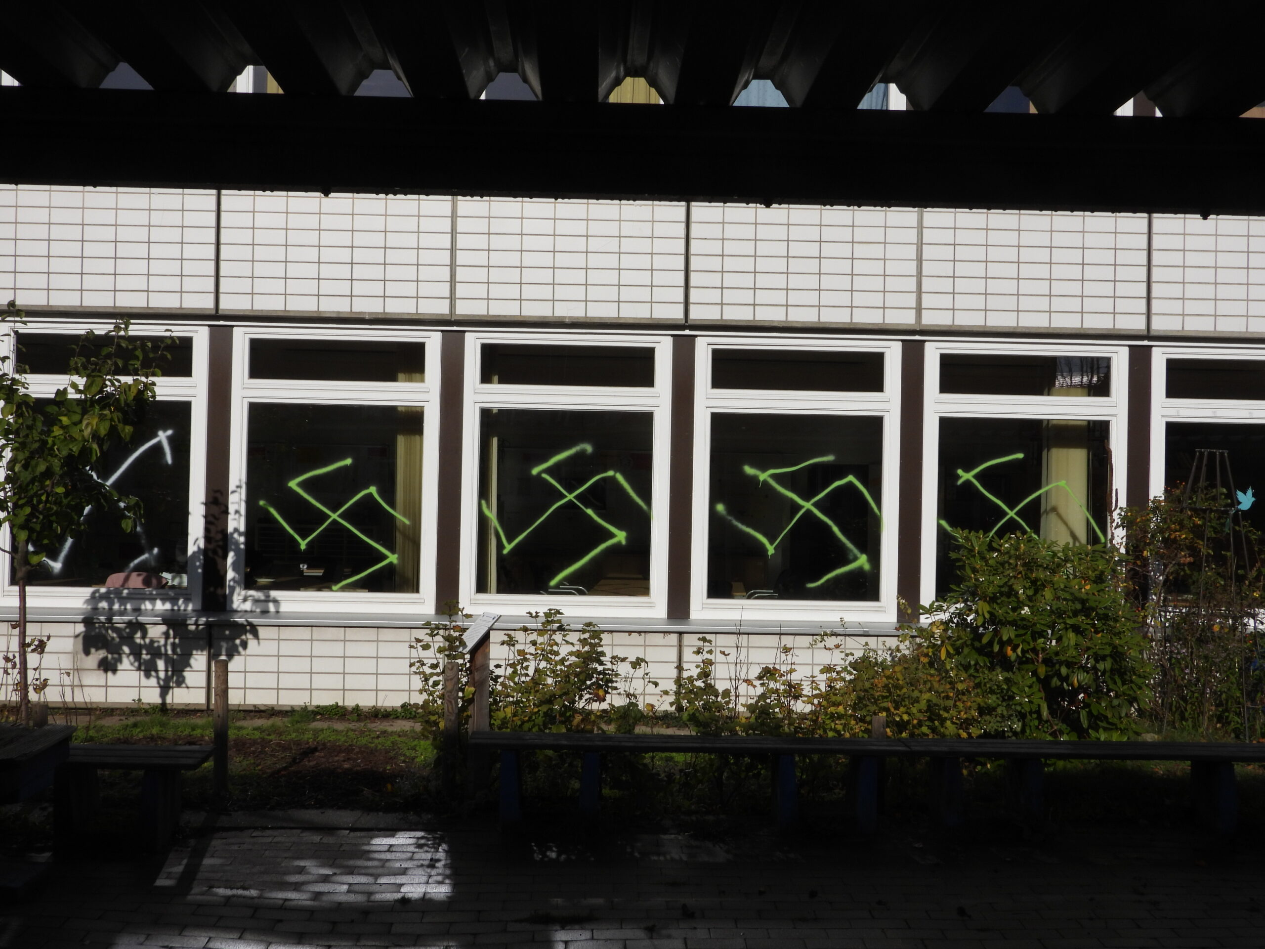 Zahlreiche Fenster beider Schulen wurden mit Nazi-Symbolen beschmiert.