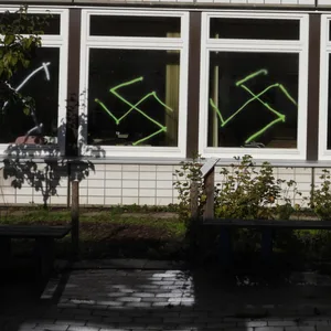 Zahlreiche Fenster beider Schulen wurden mit Nazi-Symbolen beschmiert.
