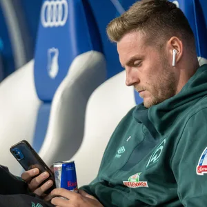 Marvin Ducksch auf der Bank in Hoffenheim