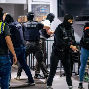 Polizeibeamte durchsuchen einen Kulturverein auf St. Pauli.