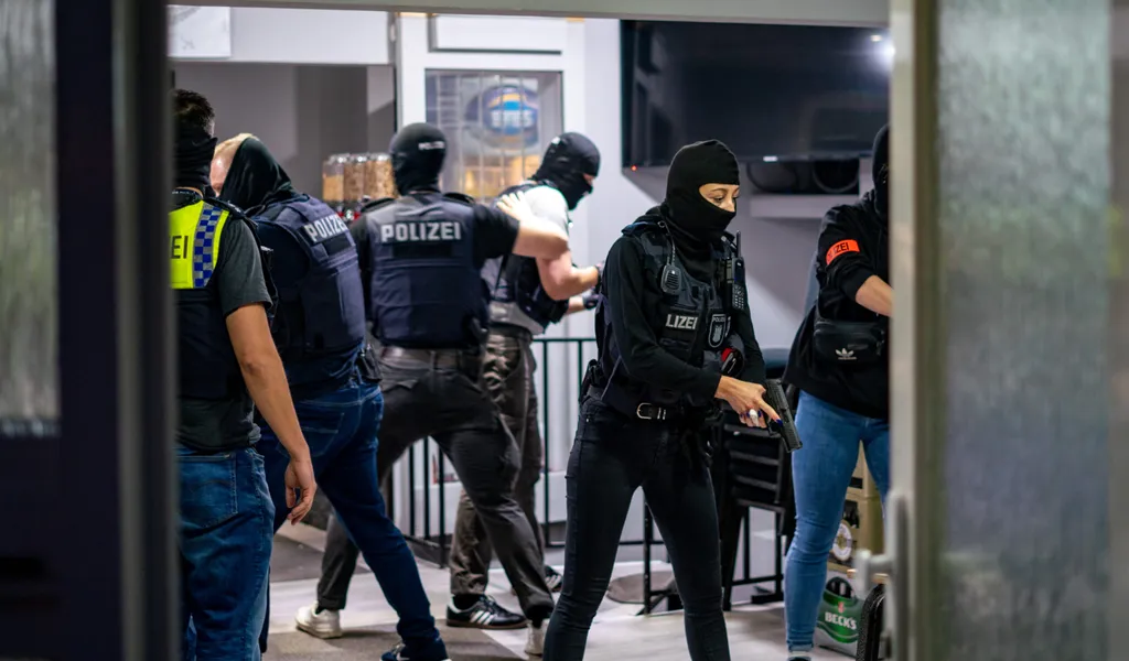 Polizeibeamte durchsuchen einen Kulturverein auf St. Pauli.