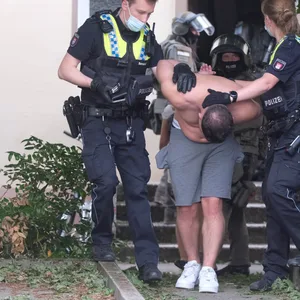 Polizeikräfte nehmen in Hamburg einen mutmaßlichen Dealer fest (Archivbild).