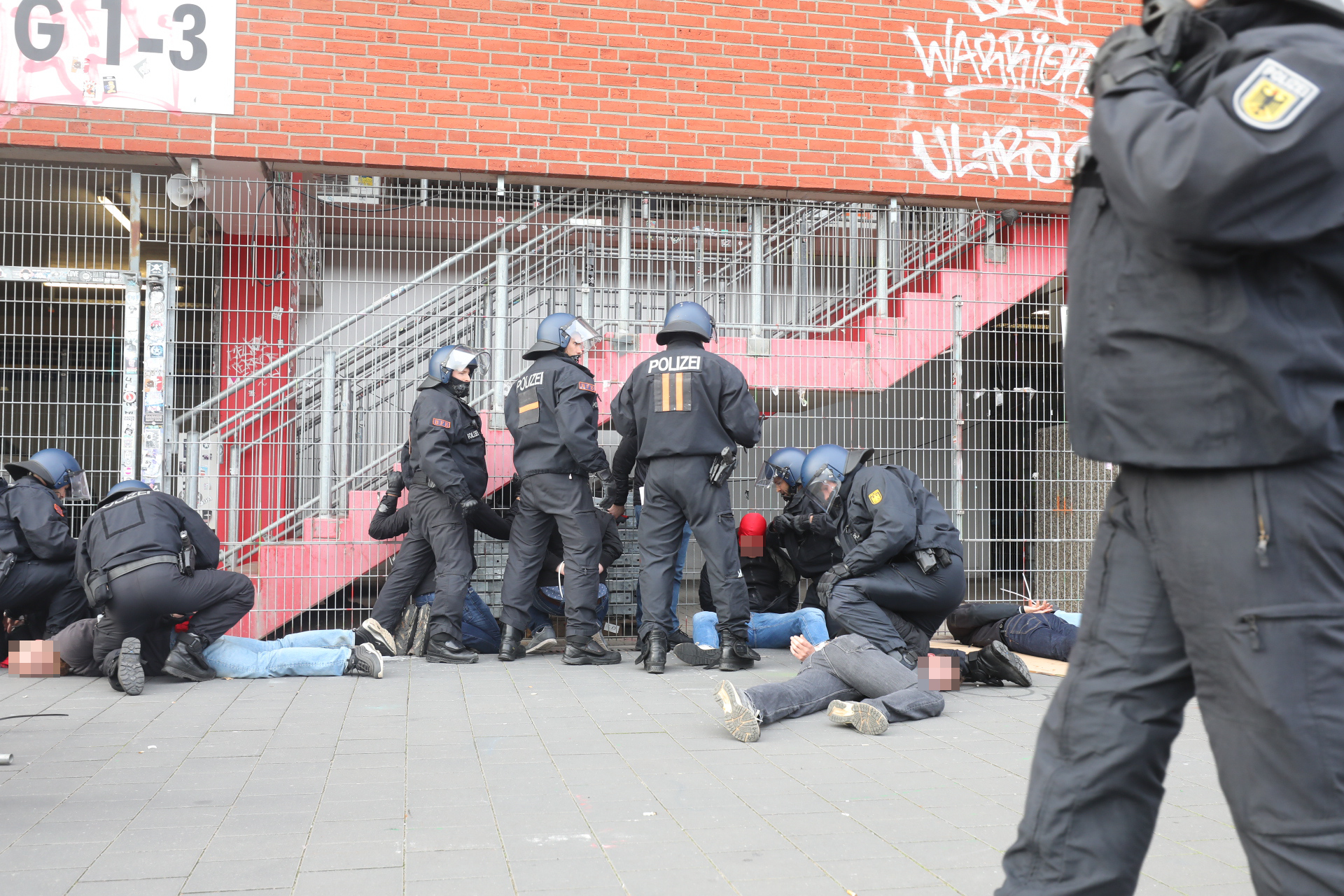 Die Polizei fixiert vor dem Derby St. Pauli-Fans am Boden.