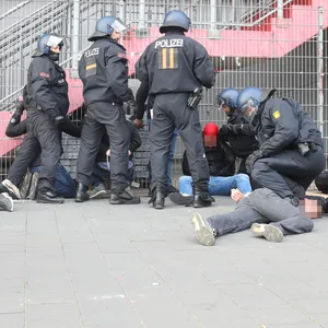 Die Polizei fixiert vor dem Derby St. Pauli-Fans am Boden.