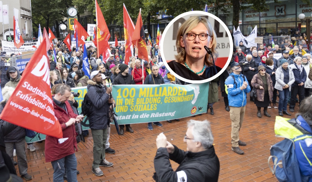 Das Foto einer Frau am Mikrofon ist auf das Bild einer demonstrierenden Menschenmasse eingefügt
