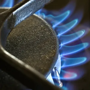 Eine Gasflamme auf einer Kochstelle an einem Gasherd in einer Küche