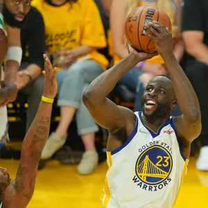 Draymond Green mit einem Wurfversuch gegen die Celtics