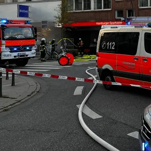 Polizei, Rettungsdienst und Feuerwehr arbeiten am Einsatzort.