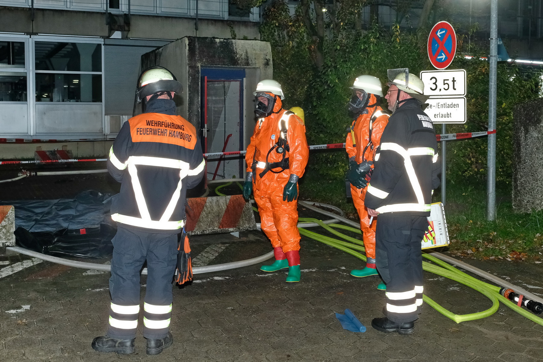 Feuerwehrkräfte begaben sich in Spezialanzügen in das Chemie-Labor der Uni in Hamburg-Lohbrügge.