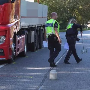 Polizisten vor dem am Unfall beteiligten Lkw auf der B5 in Hamburg-Lohbrügge.