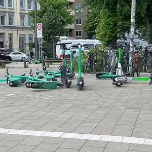 Ab sofort ist die Stadtreinigung für das Aufstellen herumliegender E-Roller und E-Räder verantwortlich.